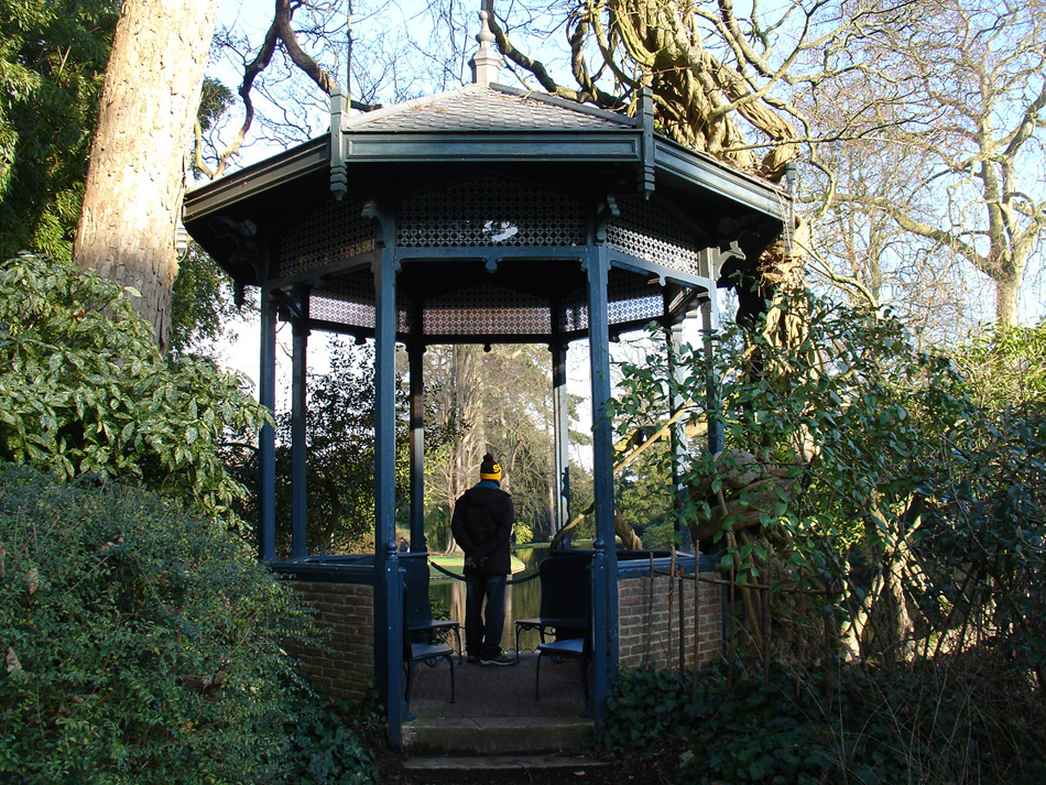 kiosque de l'arboretum de la vallée aux loups