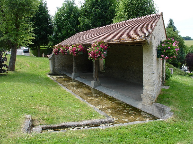 Lavoir en pierre à Jouy-Monvoisin