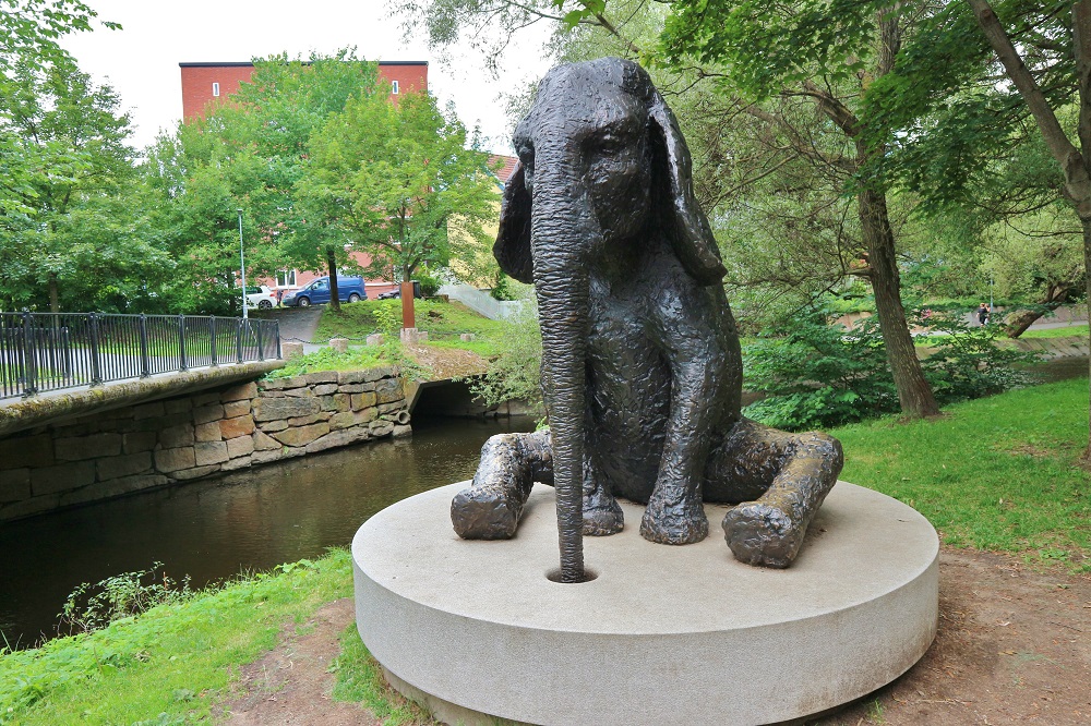 sculpture d'élephant au bord de la rivière Akerselva