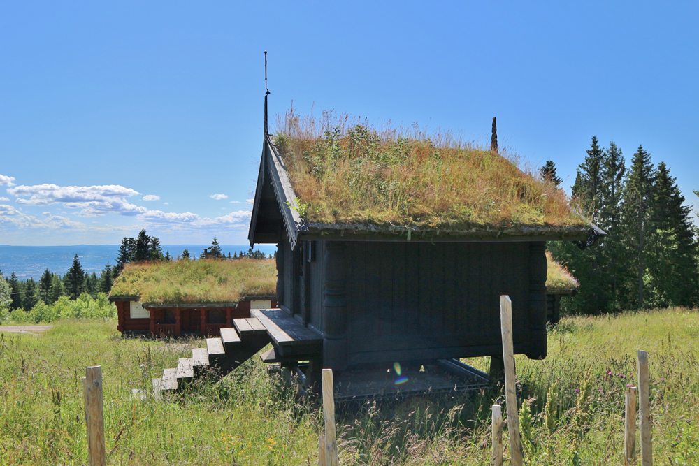 Maison traditionnelle norvégienne en bois avec son toit végétalisé