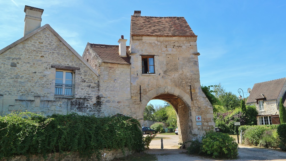 logis porte ancienne ferme de l'Abbaye de Saint-Jean-aux-Bois