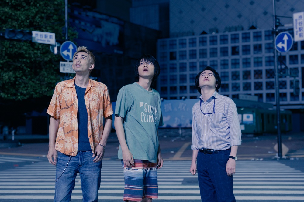 Alice in Borderland : Arisu, Karube et Chota dans les rues désertes de Tokyo